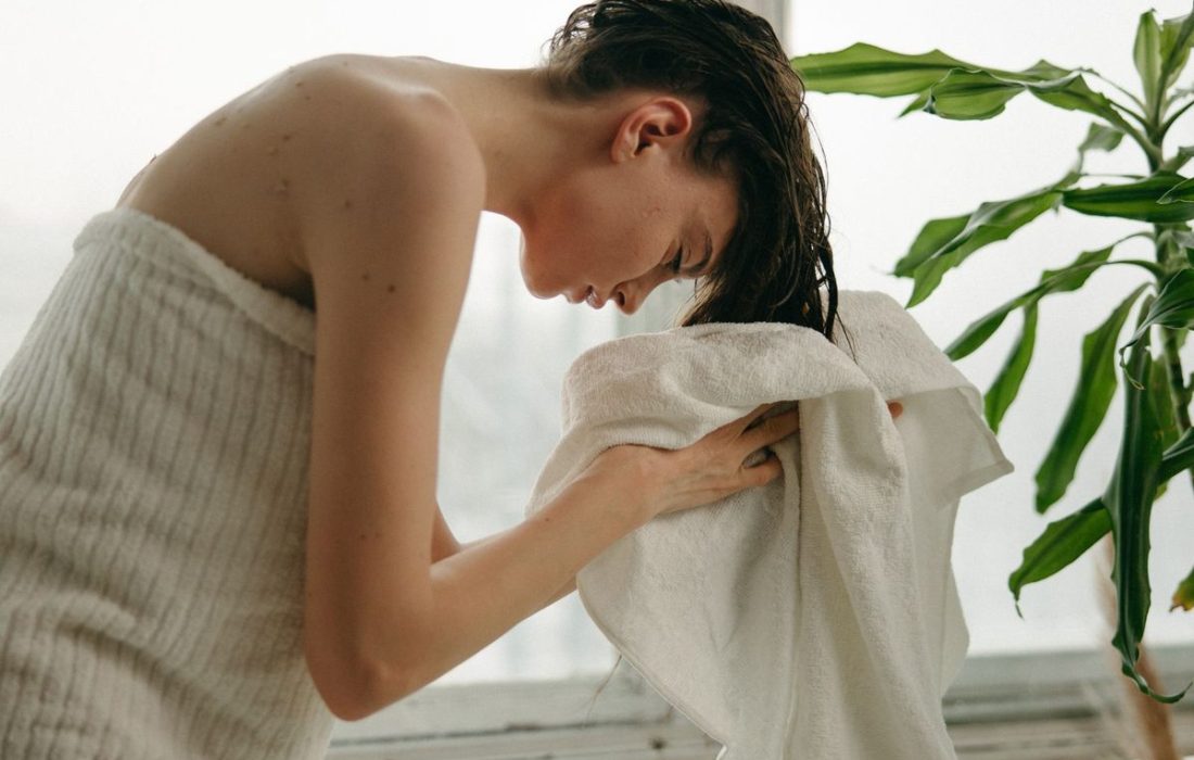 How to Air Dry Your Hair Without Ending Up With Frizz